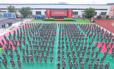 蘭州新華互聯(lián)網(wǎng)學(xué)校2025級(jí)新生軍訓(xùn)開(kāi)訓(xùn)儀式